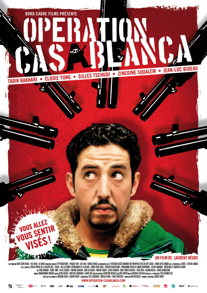 Affiche du film Opération Casablanca de Laurent Nègre. On voir le visage du héros du film, entouré de canons de fusils braqués sur lui.