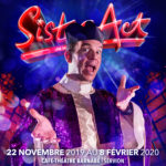 Sur un avatar pour la promotion de "Sister Act" au Théâtre Barnabé de Servion, Sarkis Ohanessian est habillé en prêtre déjanté. Il a une soutane blanche avec une toge à paillettes violette.