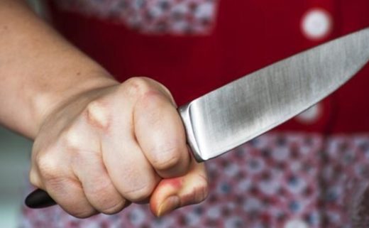 Une main qui tient fermement un couteau.