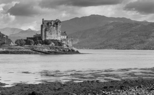 Photo en Noir et Blanc effectuée par Sarkis Ohanessian. Elle représente un château d'Écosse entouré d'un loch.