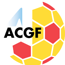 Logo de l'association cantonale genevoise de football. Un dessin de ballon rouge et jaune avec ACGF inscrit en noir dessus.