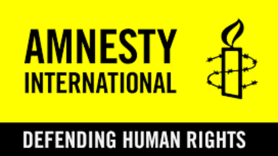 Logo officiel d'Amnesty International, sur lequel est dessinée une bougie entourée de barbelé et il est écrit en dessous "defending human rights".