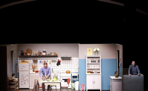 Sarkis Ohanessian est sur la scène du Casino Théâtre dans "Cuisine et dépendances" d'Agnès Jaoui et Jean-Pierre Bacri. Il est sur un balcon alors que Laurent Baier, son partenaire est dans la cuisine en train de s'affairer.