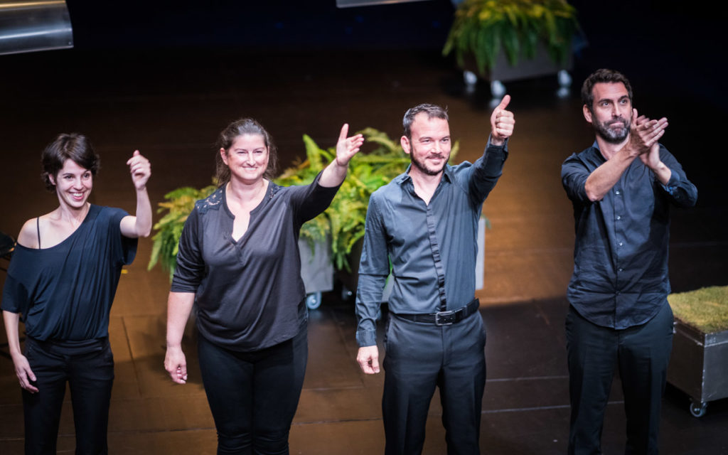 Sarkis Ohanessian est sur la scène du Théâtre Saint-Gervais dans le spectacle improvisé intitulé "dans le décor de...". C'est la fin du spectacle, il salue la régie entouré des autres comédien: Lia Léveillé, Julie Despriet et Christian Baumann.