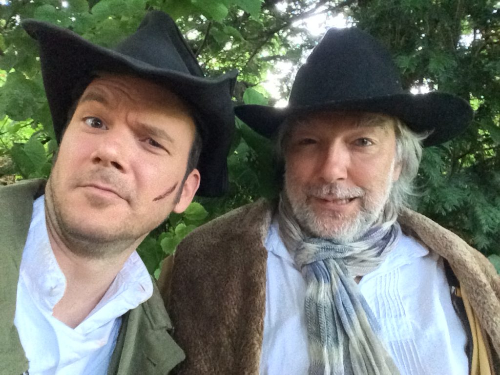Sarkis Ohanessian est habillé en cow-boy aux côtés d'Alain Carré pour la pièce "Du vent dans les branches de sassafras" de René de Obaldia.