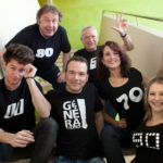 Sarkis Ohanessian pose pour la première émission de Générations avec les cinq capitaines d'équipe: Bastian Baker, Jean-Luc Barbezat, Bernard Pichon, Maria Mettral et Khany Hamdaoui. Ils portent chacun un t-shirt noir avec écrit en blanc la décennie de la Génération qu'ils représentent (60, 70, 80, 90 ou 2000). Sarkis porte un t-shirt noir avec Générations écrit en blanc dessus.