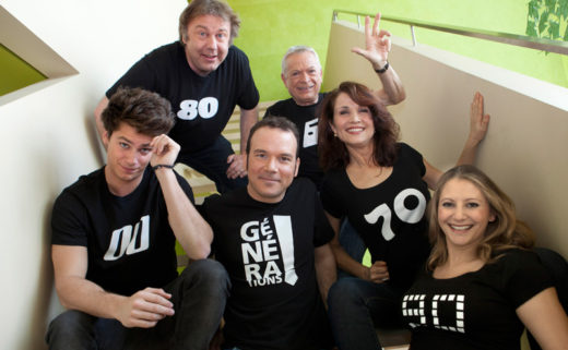 Sarkis Ohanessian pose pour la première émission de Générations avec les cinq capitaines d'équipe: Bastian Baker, Jean-Luc Barbezat, Bernard Pichon, Maria Mettral et Khany Hamdaoui. Ils portent chacun un t-shirt noir avec écrit en blanc la décennie de la Génération qu'ils représentent (60, 70, 80, 90 ou 2000). Sarkis porte un t-shirt noir avec Générations écrit en blanc dessus.