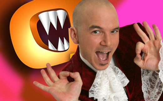Sarkis Ohanessian, crâne rasé, pose devant le logo de "C'est mon jeu", comedy game proposé par la Radio Télévision Suisse entre 2006 et 2008. Sarkis porte un costume bordeaux à motifs, avec une chemise blanche à jabot. Il regarde l'objectif avec un grand sourire déjanté.