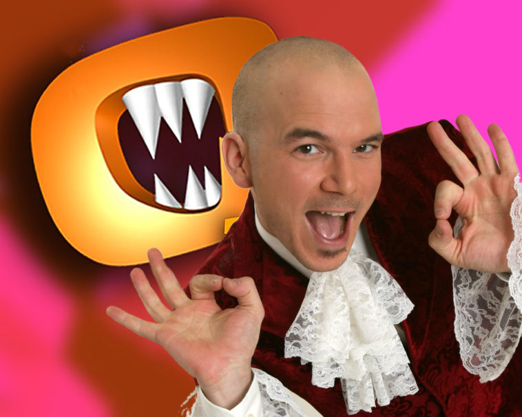 Sarkis Ohanessian, crâne rasé, pose devant le logo de "C'est mon jeu", comedy game proposé par la Radio Télévision Suisse entre 2006 et 2008. Sarkis porte un costume bordeaux à motifs, avec une chemise blanche à jabot. Il regarde l'objectif avec un grand sourire déjanté.