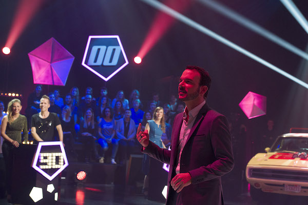 Sarkis Ohanessian, présentation de Générations à la Radio Télévision Suisse est en répétition. Il s'adresse à quelqu'un hors cadre. Dans le fond, on voit le décor du plateau.