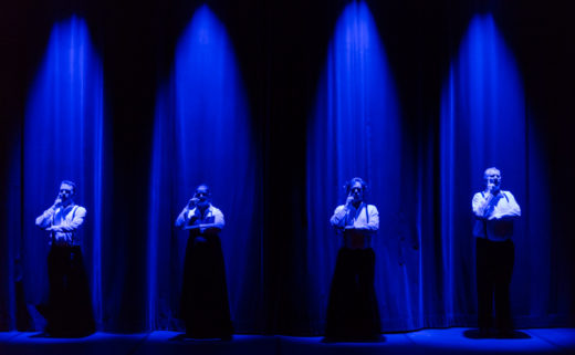 Les quatre Souffleurs aux Gradins, Sarkis Ohanessian, Julie Despriet, Axel van Exter et Jean-Claude Dubiez, sont en position de réflexion. Sous une lumière bleue en douche, ils ont une main contre le visage et l'autre bras à l'horizontale.