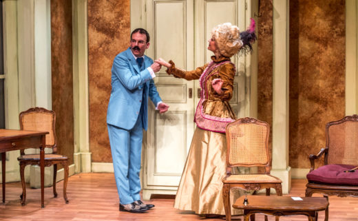 Sarkis Ohanessian, alias Henri Dujardin, vêtu d'un costume bleu, fait le baise-main à Marie-Agnès.