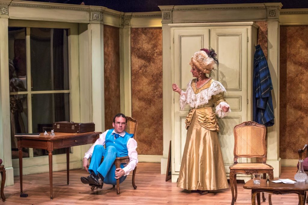 Sarkis Ohanessian est sur la scène du Théâtre Montreux Riviera en compagnie de Jocelyne Page. Ils jouent la pièce Thé à la menthe ou t'es citron de Partick Haudecoeur. Sarkis est habillé d'un beau costume bleu pétant. Il est enfoncé et coincé dans une chaise dont le cannage à lâché.