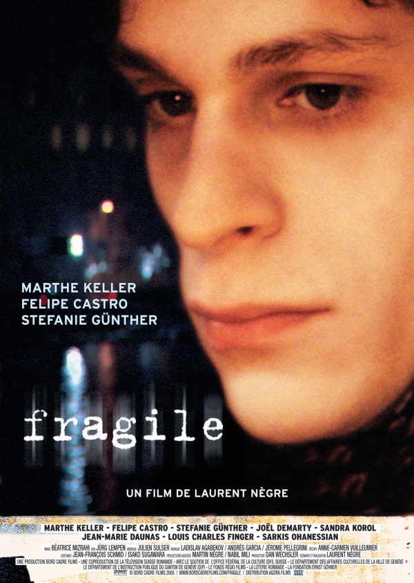 Affiche du film "Fragile" de Laurent Nègre. En gros plan, Felipe Castro avec une ville en flou derrière.