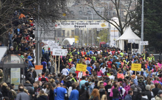 Photo de départ de la Course de l'Escalade à Genève. Il y a une foule de gens, habillés en habits de sport.