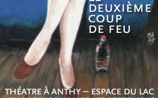 Affiche du "Deuxième coup de feu", pièce de Robert Thomas. Un bas de corps de femme en robe rouge assis sur un canapé bleu avec à la main gauche un verre et dans la main droit un pistolet.