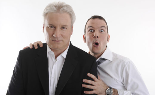 Sarkis Ohanessian et Philippe Robin, animateurs du Grand Quiz et son bêtisier 2009 à la Radio Télévision Suisse. Sarkis porte une chemise blanche et une cravate lignée de noir et gris. Il tient Philippe Robin par les épaules et fait "oh" de la bouche.