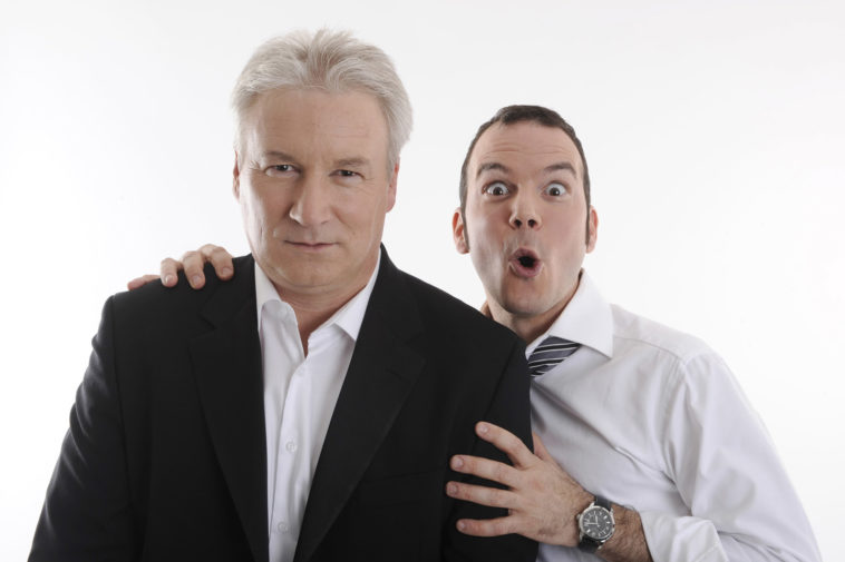 Sarkis Ohanessian et Philippe Robin, animateurs du Grand Quiz et son bêtisier 2009 à la Radio Télévision Suisse. Sarkis porte une chemise blanche et une cravate lignée de noir et gris. Il tient Philippe Robin par les épaules et fait "oh" de la bouche.