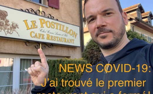 Selfie de Sarkis Ohanessian, habillé d'un sweat à capuche noir. Sarkis Ohanessian montre l'enseigne d'un café-restaurant qui s'appelle "Le Postillon". Sur la photo, il est écrit en orange en surimpression "News-Covid-19: j'ai trouvé le premier restaurant qui a fermé!"