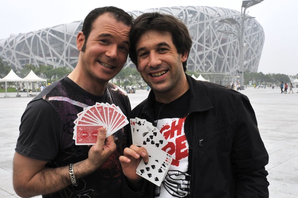 Sarkis Ohanessian, vêtu d'un t-shirt noir Desigual, est en compagnie de Pilou, illusionniste. Ils sont à Pekin dans le cadre des 24e championnats du monde de magie.
