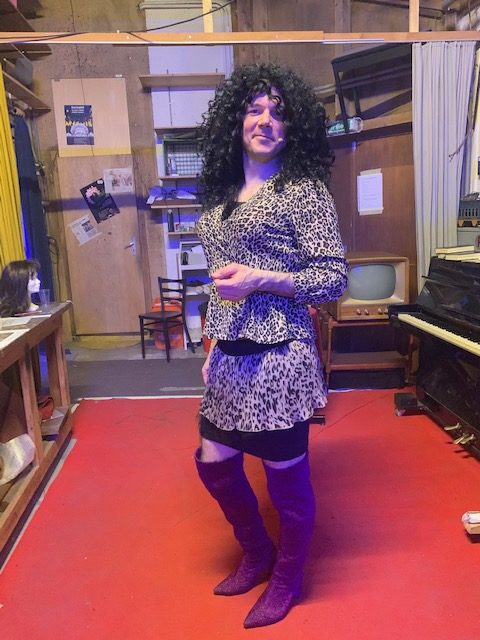 Sarkis Ohanessian est habillé en drag queen dans les coulisses du théâtre Barnabé à Servion.