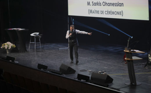 Sarkis Ohanessian présente les Promotions Citoyennes de la Ville de Genève au théâtre du Léman.