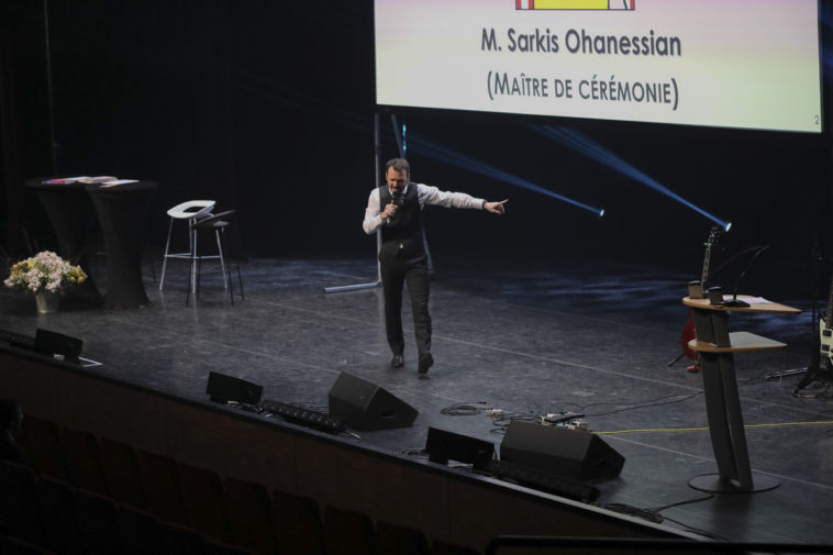 Sarkis Ohanessian présente les Promotions Citoyennes de la Ville de Genève au théâtre du Léman.