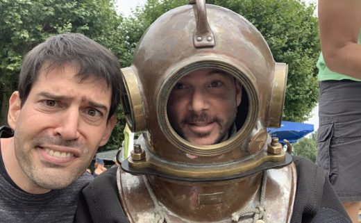 Portrait de Sarkis Ohanessian qui porte un scaphandre.Il s'apprête à descendre dans le lac de Bienne.