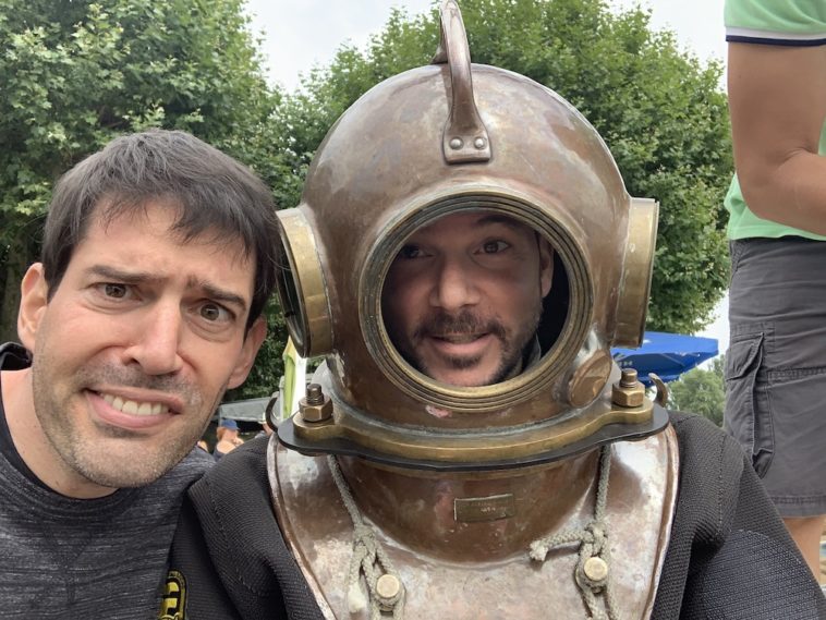 Portrait de Sarkis Ohanessian qui porte un scaphandre.Il s'apprête à descendre dans le lac de Bienne.