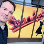 Selfie de Sarkis Ohanessian devant l'affiche de "Sister Act", devant le théâtre Barnabé à Servion.