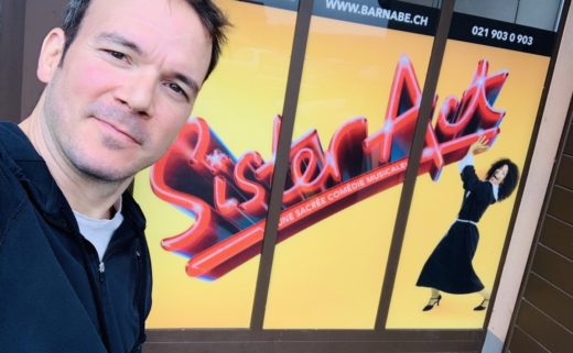 Selfie de Sarkis Ohanessian devant l'affiche de "Sister Act", devant le théâtre Barnabé à Servion.