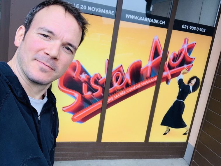 Selfie de Sarkis Ohanessian devant l'affiche de "Sister Act", devant le théâtre Barnabé à Servion.