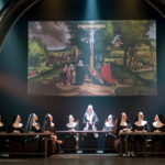 Les nonnes de Sister Act au théâtre Barnabé de Servion sont dans la scène du réfectoire. Derrière elle, une image biblique avec Jésus sur la croix est projetée.