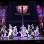 Les nonnes de Sister Act, au Théâtre Barnabé de Servion, sont en train de courir sur scène.