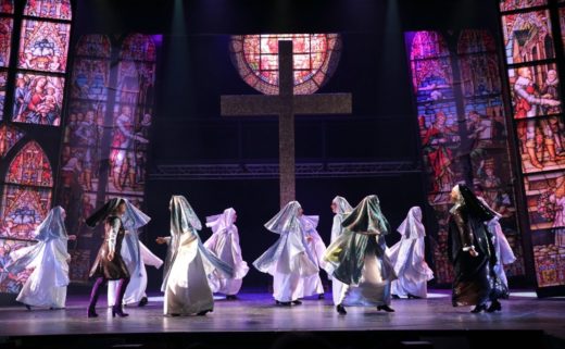 Les nonnes de Sister Act, au Théâtre Barnabé de Servion, sont en train de courir sur scène.