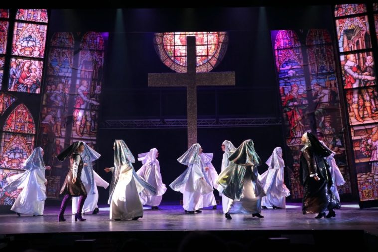 Les nonnes de Sister Act, au Théâtre Barnabé de Servion, sont en train de courir sur scène.