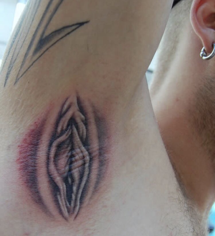 Tatouage d'un vagin dans le creu de l'aisselle d'un homme.