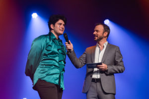 Sarkis Ohanessian tend son micro à un invité, Gjon's Tears, ils sont tout sourire.