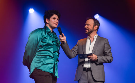 Sarkis Ohanessian tend son micro à un invité, Gjon's Tears, ils sont tout sourire.