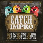 Quatre masques de catch, bleu, jaune, vert et rouge, sont au-dessus de catch impro écrit en gras et blanc avec en dessous les dates des représentations